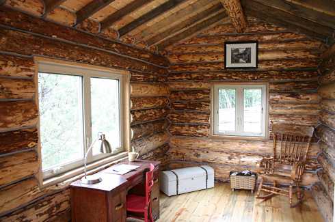 Log Cabin Style Mobile Homes . . . Well-Rounded Walls On Wheels!